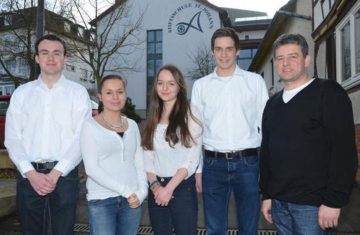 Das Siegerteam der Amöneburger Stiftsschule mit (von links) Patrick Diehl, Leonie Dörr, Anna Lauer, Conrad Bieneck und Lehrer Jörg Christiani. © Karin Waldhüter